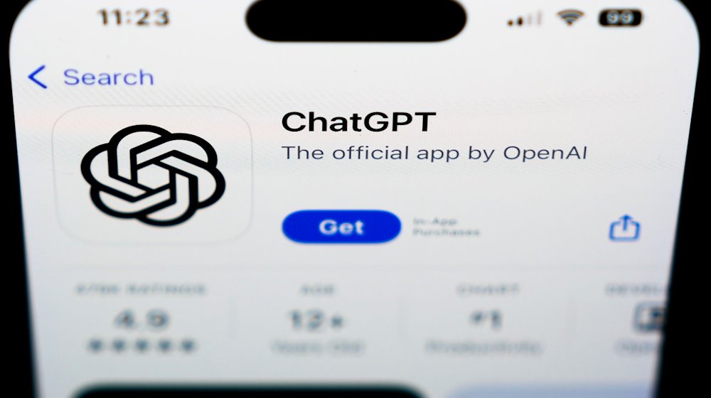 Ein Logo von ChatGPT, offizielle App von OpenAI, ist auf einem Smartphone zu sehen. / Foto: Matt Rourke/AP/dpa