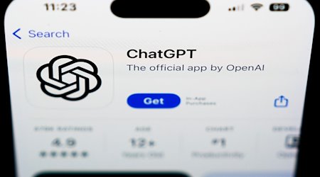 Ein Logo von ChatGPT, offizielle App von OpenAI, ist auf einem Smartphone zu sehen. / Foto: Matt Rourke/AP/dpa