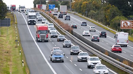 Autos und Lkw sind auf der Autobahn A4 unterwegs. / Foto: Robert Michael/dpa-Zentralbild/dpa