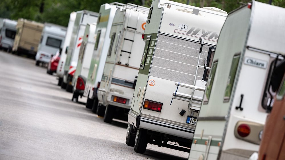 Geparkte Campingwagen und Wohnwagen stehen in einer Straße. / Foto: Matthias Balk/dpa