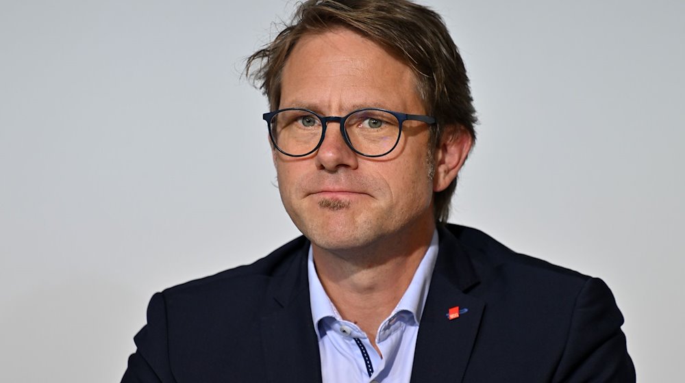 Michael Rudolph bei der Vorstellung eines «Appell der Thüringer Zivilgesellschaft für den rechtzeitigen Beschluss des Landeshaushalts 2024» im Thüringer Landtag. / Foto: Martin Schutt/dpa/Archivbild