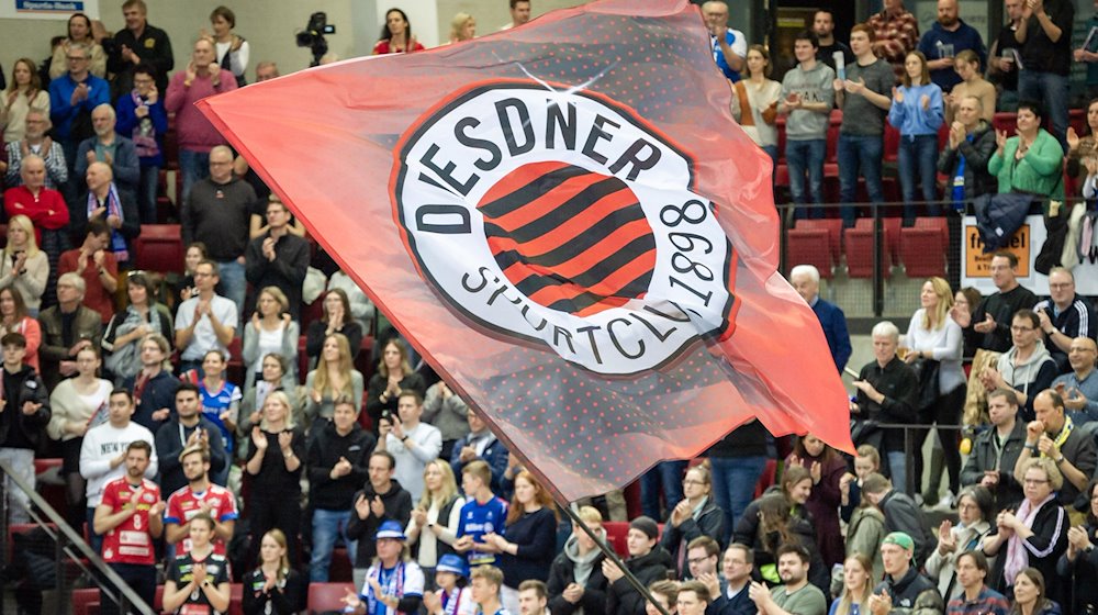 Fans mit Fahne des Dresdner SC. / Foto: Sandy Dinkelacker/Eibner-Pressefoto/dpa/Archivbild