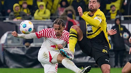 . Dortmunds Emre Can (r) und Xavi Simons von Leipzig in Aktion. / Foto: Bernd Thissen/dpa