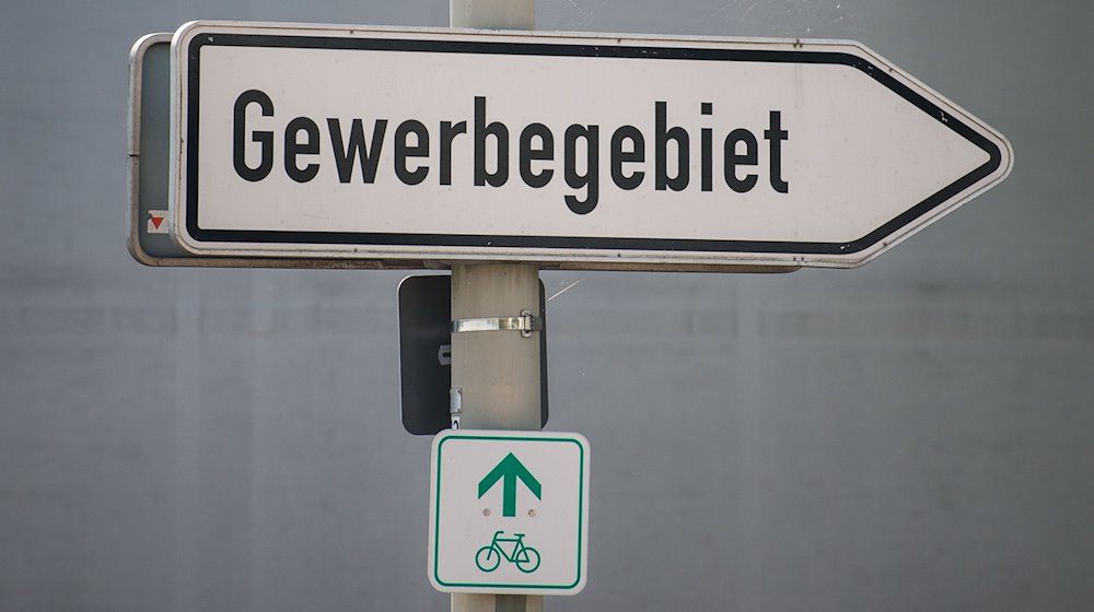 Ein Schild weist an einer Kreuzung auf ein Gewerbegebiet hin. / Foto: Lino Mirgeler/dpa