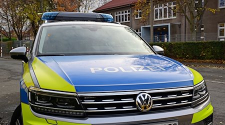 Ein Polizeifahrzeug steht vor der Erfurter Grundschule am Schwemmbach. / Foto: Martin Schutt/dpa