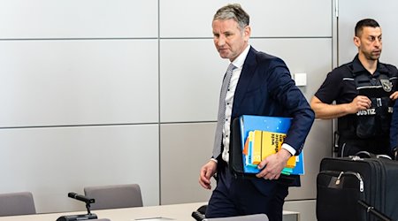 Björn Höcke, Vorsitzender der Thüringer AfD, kommt mit einem Aktenordner und zur Fortsetzung seines Prozesses. / Foto: Jens Schlueter/AFP Pool/dpa