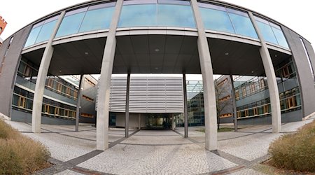 Das Gebäude des Justizzentrums mit dem Landgericht. / Foto: Martin Schutt/dpa