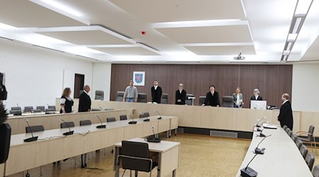 Verfahrensbeteiligte stehen im Verhandlungssaal des Landgerichtes zum Beginn eines Prozess gegen eine Richterin wegen Rechtsbeugung während der Corona Pandemie. / Foto: Bodo Schackow/dpa