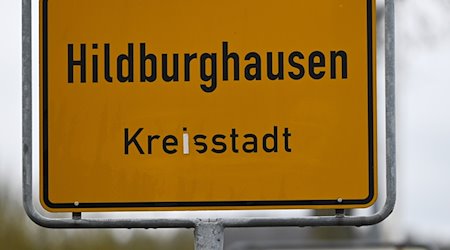 «Kreisstadt Hildburghausen» steht auf dem Ortseingangsschild. / Foto: Martin Schutt/dpa-Zentralbild/dpa