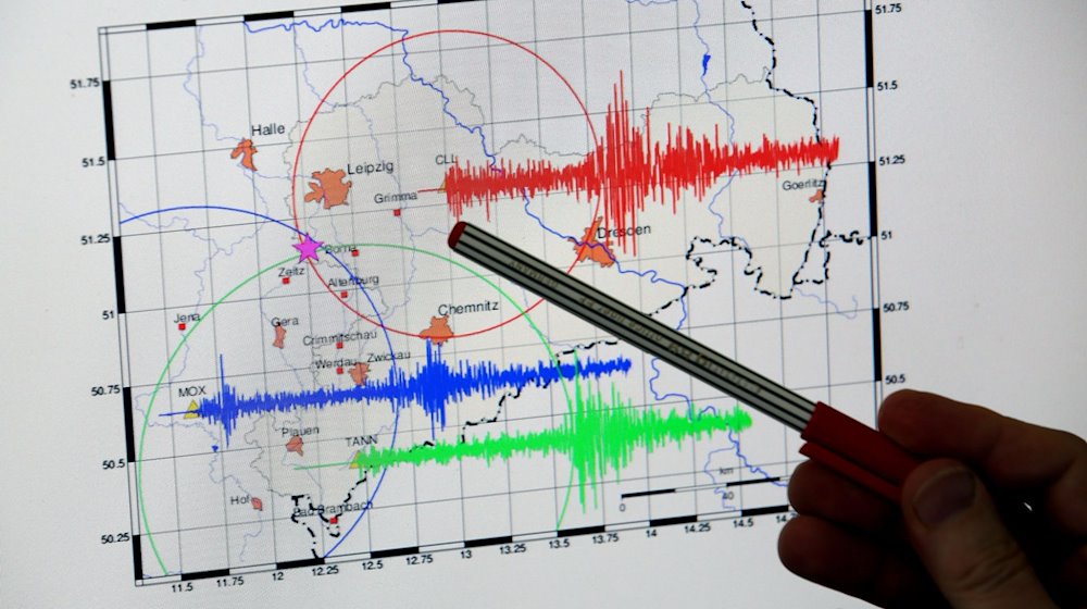 Der Seismologe Siegfried Wendt vom Geophysikalischen Observatorium der Universität Leipzig zeigt die seismographischen Aufzeichnungen eines Erbebens bei Pegau (Sachsen) im Jahr 2010 im Observatorium auf dem Collm (Sachsen). / Foto: Jan Woitas/dpa