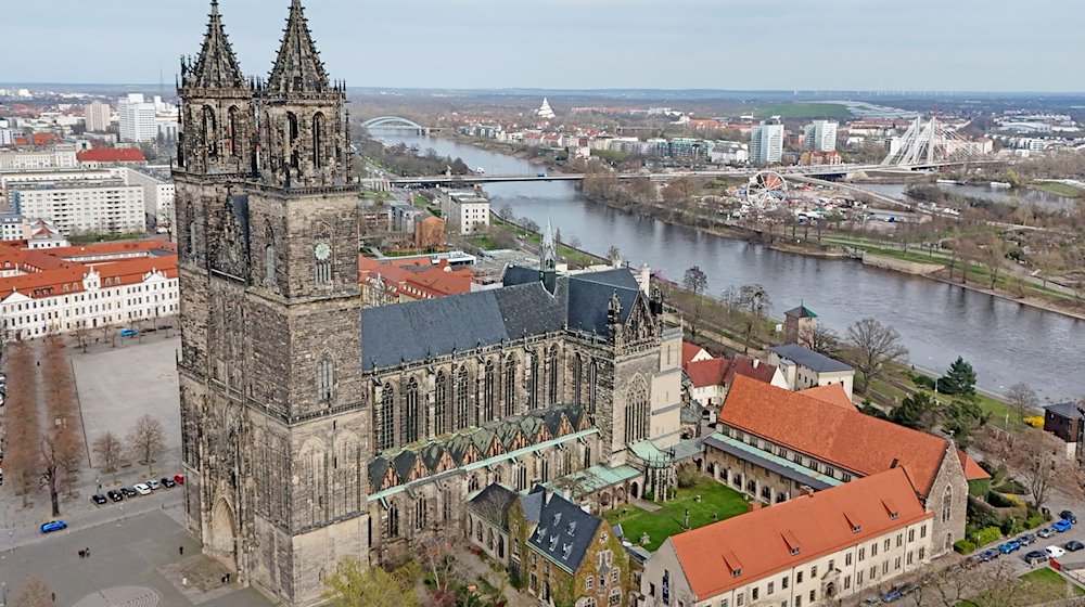 Blick auf den Magdeburger Dom mit der südlichen Turmuhr (aufgenommen mit einer Drohne). / Foto: Peter Gercke/dpa
