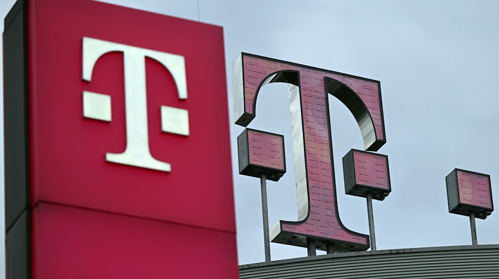 Das Logo der Telekom steht auf dem Dach der Unternehmenszentrale. Die Gewerkschaft Verdi hat Beschäftigte des Telekom-Konzerns in Sachsen, Sachsen-Anhalt und Thüringen am Mittwoch zu einem ganztägigen Warnstreik aufgerufen. / Foto: Federico Gambarini/dpa