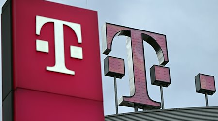 Das Logo der Telekom steht auf dem Dach der Unternehmenszentrale. Die Gewerkschaft Verdi hat Beschäftigte des Telekom-Konzerns in Sachsen, Sachsen-Anhalt und Thüringen am Mittwoch zu einem ganztägigen Warnstreik aufgerufen. / Foto: Federico Gambarini/dpa