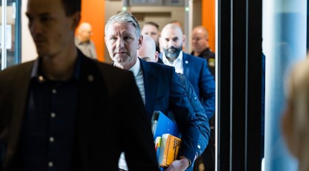 Björn Höcke (r), Vorsitzender der Thüringer AfD, kommt zur Fortsetzung seines Prozesses vor dem Landgericht. / Foto: Jens Schlueter/AFP Pool/dpa