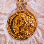 Eine Goethe-Medaille liegt bei einer früheren Verleihung bereit. / Foto: arifoto UG/dpa-Zentralbild/dpa/Archivbild