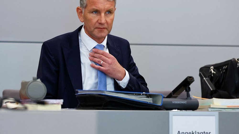 Björn Höcke (AfD) sitzt während seines Prozesses im Landgericht Halle im Gerichtssaal. / Foto: Fabrizio Bensch/Reuters/Pool/dpa