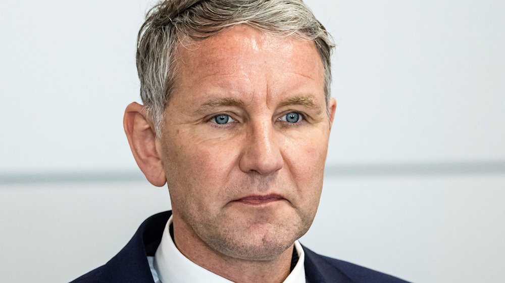 Björn Höcke, Vorsitzender der Thüringer AfD, hat zur Fortsetzung seines Prozesses vor dem Landgericht Platz genommen. / Foto: Jens Schlueter/AFP Pool/dpa