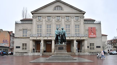 Das Deutsche Nationaltheater Weimar mit dem Goethe-Schiller-Denkmal. / Foto: Martin Schutt/dpa-Zentralbild/dpa/Archivbild