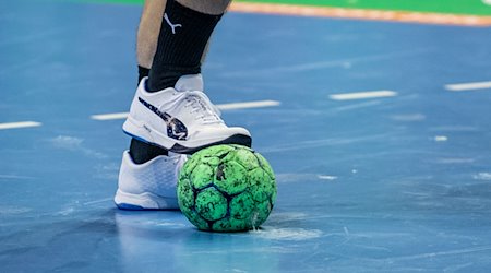 Ein Spieler hält einen Handball mit dem Fuß fest. / Foto: Andreas Gora/dpa/Symbolbild