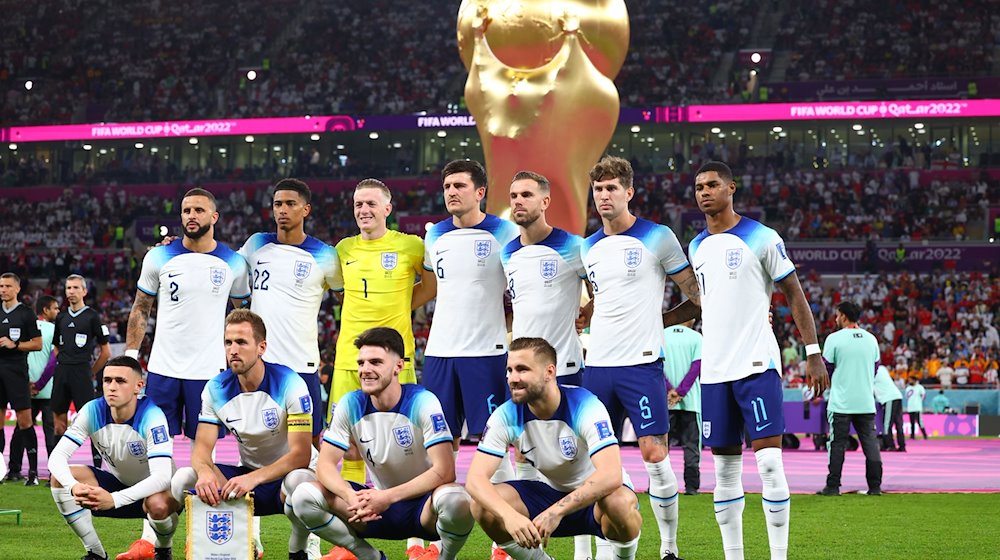 Die Spieler der englischen Mannschaft haben bei der WM 2022 Aufstellung für ein Mannschaftsfoto im Ahmad bin Ali Stadion genommen. / Foto: Tom Weller/dpa/Archivbild