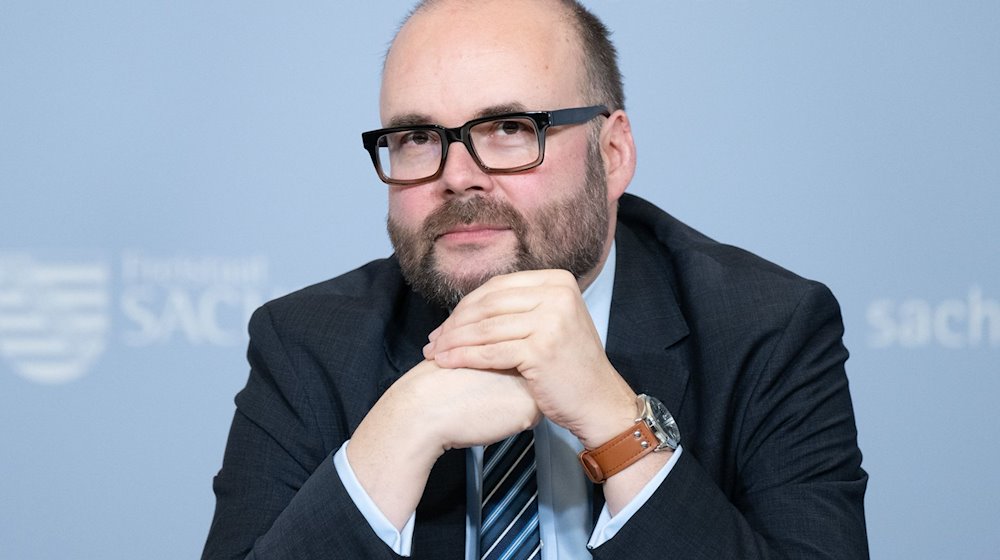 Christian Piwarz bei einer Pressekonferenz. / Foto: Sebastian Kahnert/dpa