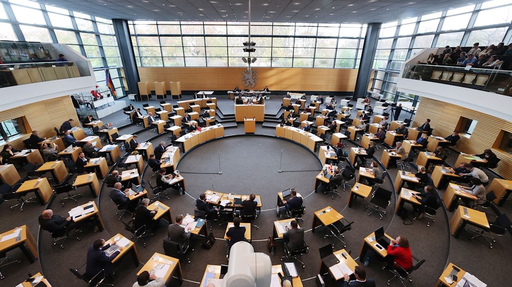 Abgeordnete sitzen im Plenarsaal bei einer Sitzung des Thüringer Landtags. / Foto: Bodo Schackow/dpa/Archivbild