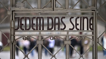 Die Inschrift „Jedem das Seine“ im Lagertor der Gedenkstätte Buchenwald. / Foto: Martin Schutt/dpa