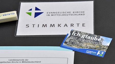 Eine Stimmkarte liegt auf dem Tisch vor Beginn der Landessynode der Evangelischen Kirche in Mitteldeutschland (EKM). / Foto: Martin Schutt/dpa-Zentralbild/dpa