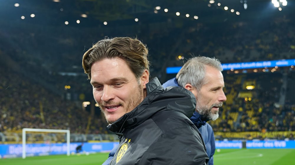 Dortmunds Trainer Edin Terzic (l) und Trainer Marco Rose gehen vor dem Spiel am Spielfeldrand entlang. / Foto: Bernd Thissen/dpa/Archivbild