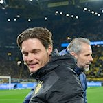 Dortmunds Trainer Edin Terzic (l) und Trainer Marco Rose gehen vor dem Spiel am Spielfeldrand entlang. / Foto: Bernd Thissen/dpa/Archivbild
