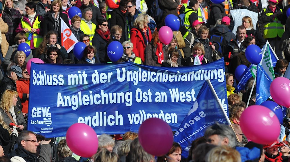 Über 6.500 sächsische Lehrer treffen sich am Elbufer zu einer Kundgebung. / Foto: Matthias Hiekel/dpa-Zentralbild/dpa