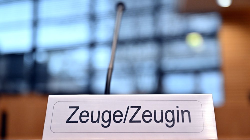 Ein Schild mit der Aufschrift «Zeuge/Zeugin» steht auf einem Tisch im Landtag. / Foto: Martin Schutt/dpa