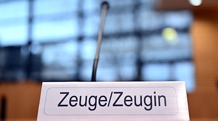 Ein Schild mit der Aufschrift «Zeuge/Zeugin» steht auf einem Tisch im Landtag. / Foto: Martin Schutt/dpa