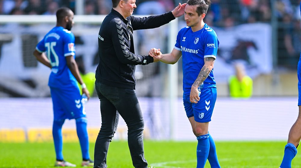 Fußball: 2. Bundesliga, SV Elversberg - 1. FC Magdeburg in der Ursapharm-Arena an der Kaiserlinde. Magdeburgs Trainer Christian Titz (l) tröstet Magdeburgs Baris Atik. / Foto: Silas Schueller/DeFodi Images/dpa