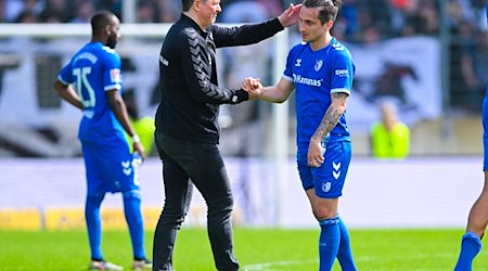 Fußball: 2. Bundesliga, SV Elversberg - 1. FC Magdeburg in der Ursapharm-Arena an der Kaiserlinde. Magdeburgs Trainer Christian Titz (l) tröstet Magdeburgs Baris Atik. / Foto: Silas Schueller/DeFodi Images/dpa