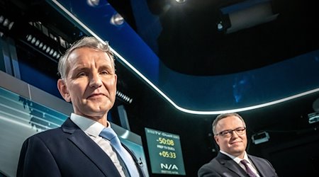 Björn Höcke (AfD, l) und Mario Voigt (CDU, r), Spitzenkandidaten für die Landtagswahl in Thüringen, stehen beim TV-Duell bei Welt TV. / Foto: Michael Kappeler/dpa
