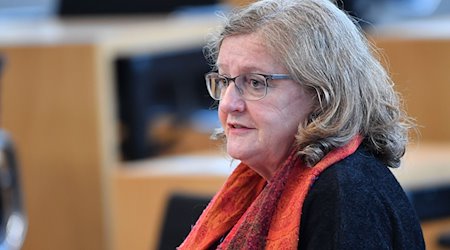 Dorothea Marx (SPD), Abgeordnete, spricht im Plenarsaal während der Sitzung des Thüringer Landtags. / Foto: Martin Schutt/dpa-Zentralbild/dpa