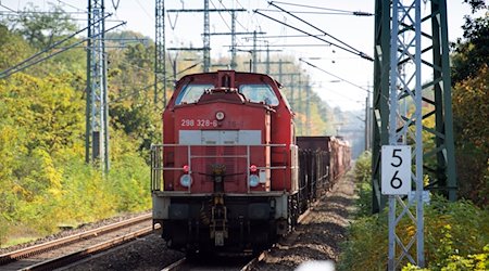 Eine Diesellokomotive fährt über die Gleise. / Foto: Soeren Stache/dpa-Zentralbild/dpa/Symbolbild