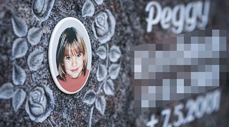 Ein Gedenkstein mit dem Porträt des Mädchens Peggy auf einem Friedhof. / Foto: David-Wolfgang Ebener/dpa
