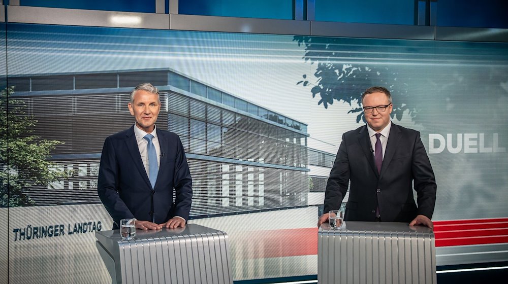 Björn Höcke (AfD, l) und Mario Voigt (CDU, r), Spitzenkandidaten für die Landtagswahl in Thüringen, stehen beim TV-Duell bei Welt TV. / Foto: Michael Kappeler/dpa