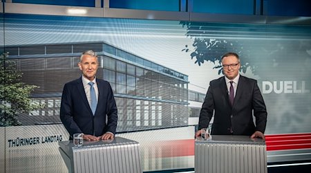 Björn Höcke (AfD, l) und Mario Voigt (CDU, r), Spitzenkandidaten für die Landtagswahl in Thüringen, stehen beim TV-Duell bei Welt TV. / Foto: Michael Kappeler/dpa