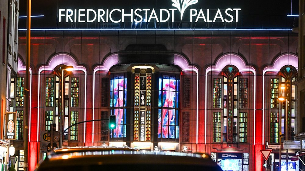 Der Friedrichstadt-Palast ist während der Premiere der Grand Show "Falling - In Love" festlich beleuchtet. / Foto: Jens Kalaene/dpa