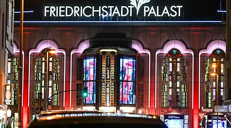 Der Friedrichstadt-Palast ist während der Premiere der Grand Show "Falling - In Love" festlich beleuchtet. / Foto: Jens Kalaene/dpa