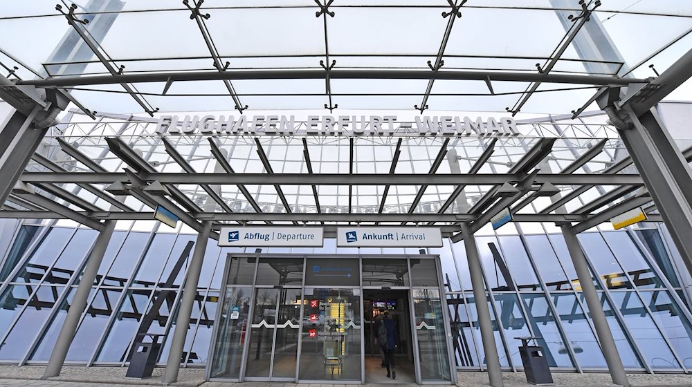 Der Haupteingang zum Flughafen Erfurt-Weimar. / Foto: Martin Schutt/dpa-Zentralbild/dpa