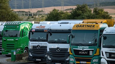 LKW stehen dicht am Abend auf dem Autobahnparkplatz Dornheimer Rieth. / Foto: Michael Reichel/dpa-Zentralbild/dpa/Symbolbild