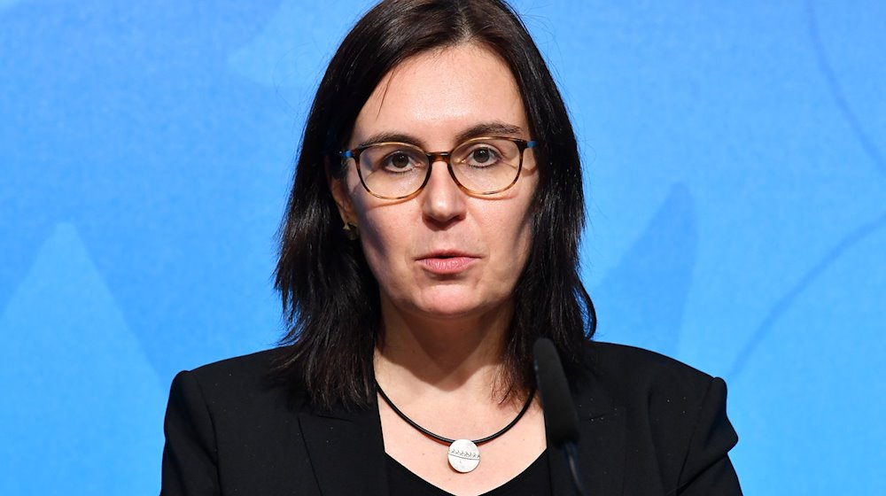 Marion Reiser, Politologin an der Friedrich-Schiller-Universität Jena, stellt in einer Pressekonferenz den Thüringen-Monitor vor. / Foto: Martin Schutt/zb/dpa/Archivbild