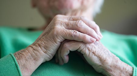 Eine Seniorin faltet ihre Hände. / Foto: Marijan Murat/dpa/Archivbild