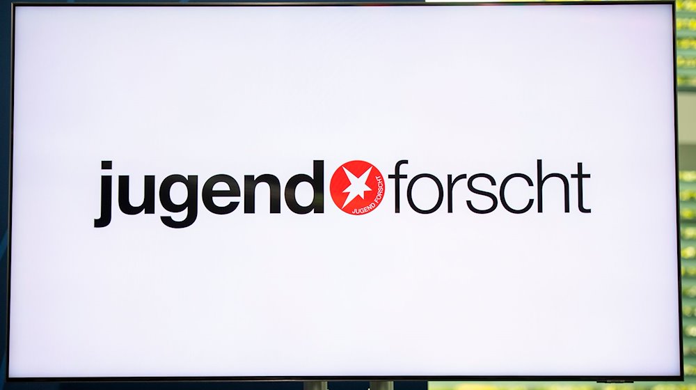 Im Kanzleramt wird auf einem Bildschirm das Logo des Wettbewerbs „Jugend forscht“ angezeigt. / Foto: Christophe Gateau/dpa/Archivbild