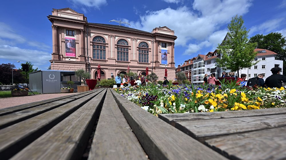 Das Landestheater Eisenach bietet in der aktuellen Spielzeit eine Audiodeskription für blinde und sehbehinderte Gäste an. / Foto: Martin Schutt/dpa/Archivbild