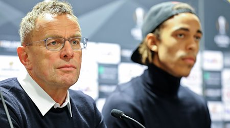 Ralf Rangnick (l) spricht während der Pressekonferenz, neben ihm Spieler Yussuf Poulsen. / Foto: Jan Woitas/dpa-Zentralbild/dpa/Archivbild